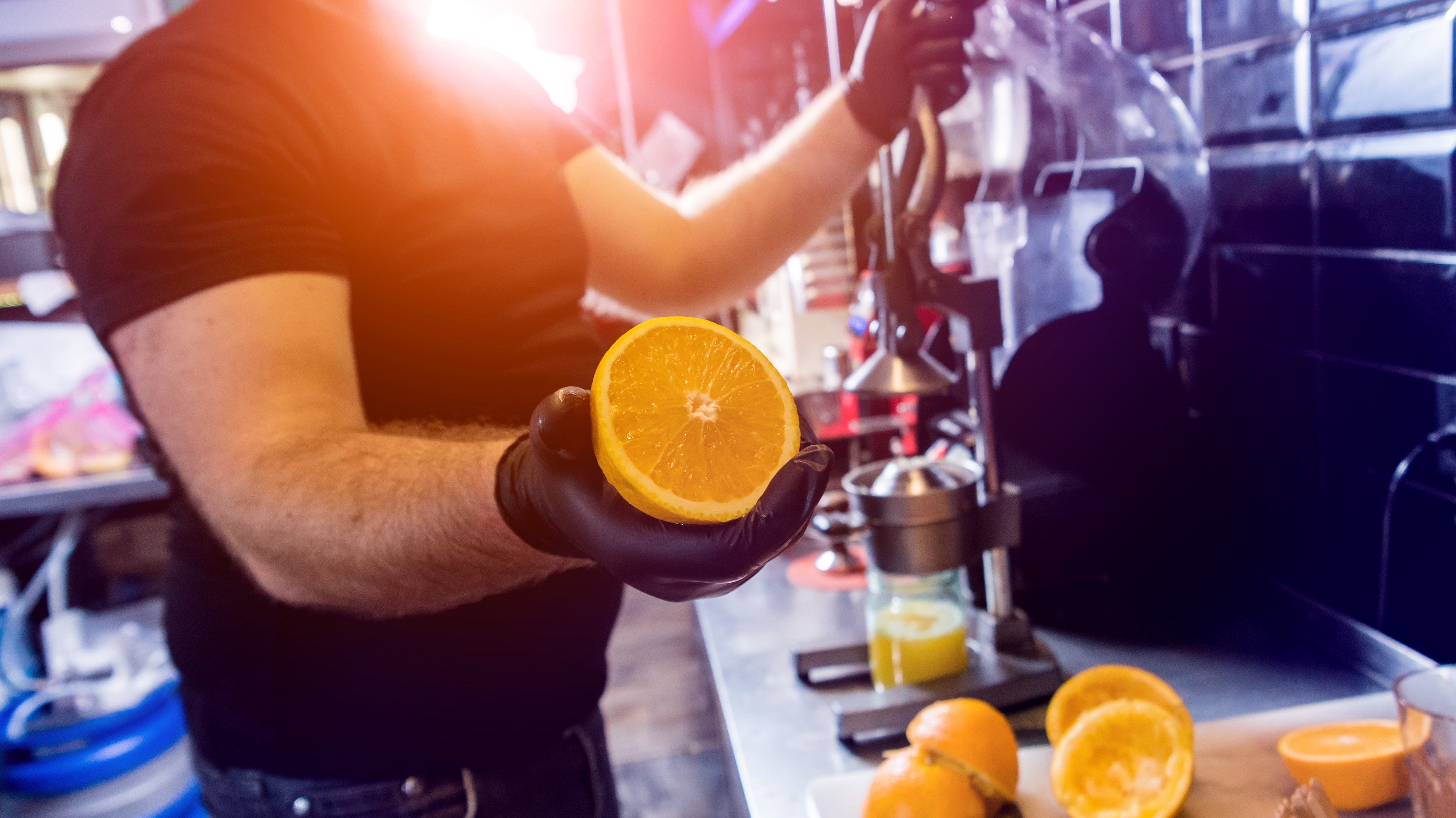 Barman obsługujący gości podczas automatycznego wyciskania soku w Kuvings CS-800 AutoChef