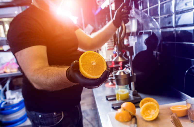 Barman obsługujący gości podczas automatycznego wyciskania soku w Kuvings CS-800 AutoChef